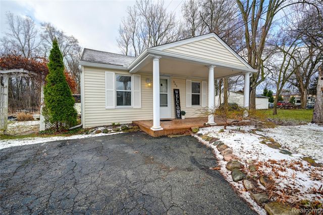 969 Dunreath Street, Wolverine Lake Village, MI 48390