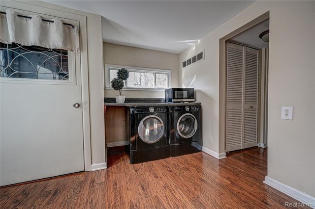 969 Dunreath Street, Wolverine Lake Village, MI 48390