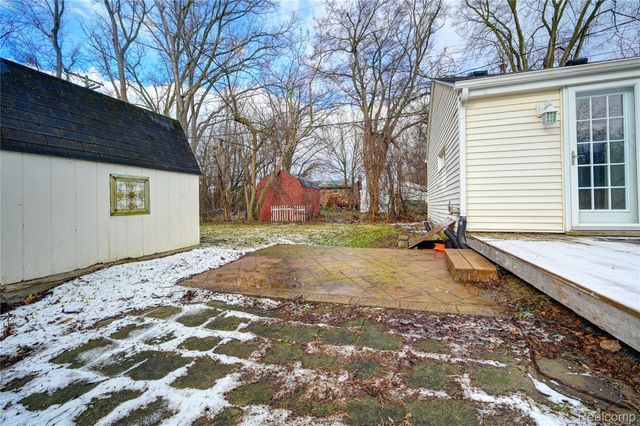 969 Dunreath Street, Wolverine Lake Village, MI 48390