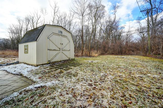 969 Dunreath Street, Wolverine Lake Village, MI 48390