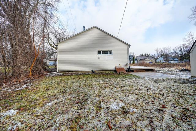 969 Dunreath Street, Wolverine Lake Village, MI 48390