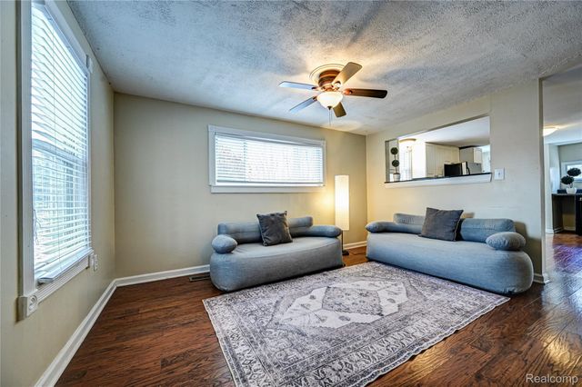 969 Dunreath Street, Wolverine Lake Village, MI 48390