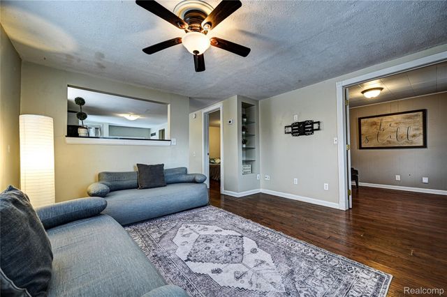 969 Dunreath Street, Wolverine Lake Village, MI 48390