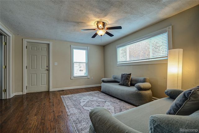 969 Dunreath Street, Wolverine Lake Village, MI 48390