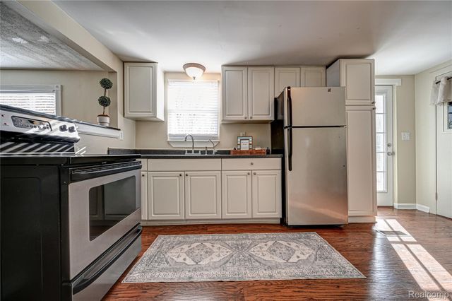 969 Dunreath Street, Wolverine Lake Village, MI 48390