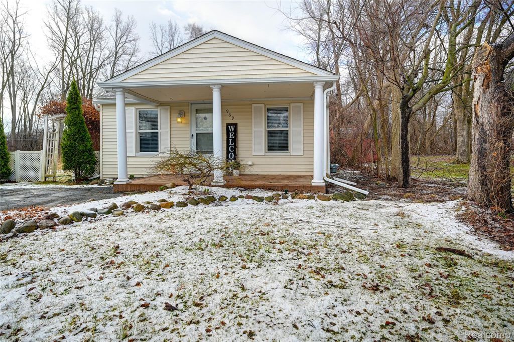 969 Dunreath Street, Wolverine Lake Village, MI 48390