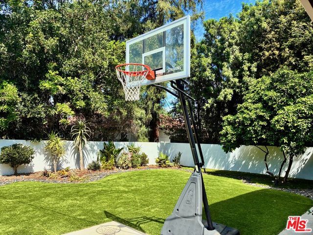 16729 Klee Street, North Hills, CA 91343