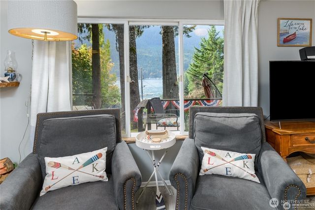 17 Thompson Point Road, Port Angeles, WA 98363