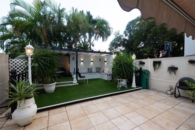 14738 SW 9th Ln, Miami, FL 33194