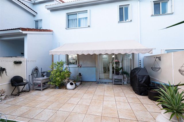 14738 SW 9th Ln, Miami, FL 33194