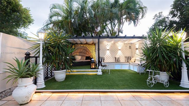 14738 SW 9th Ln, Miami, FL 33194