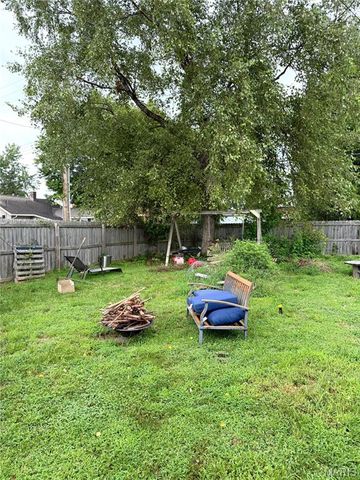 61 E Lorena Avenue, Wood River, IL 62095