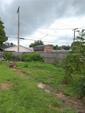 61 E Lorena Avenue, Wood River, IL 62095