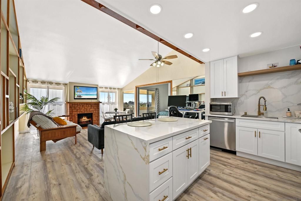 Image 4 of property listing at 1855 Diamond St 5-327, San Diego, CA 92109