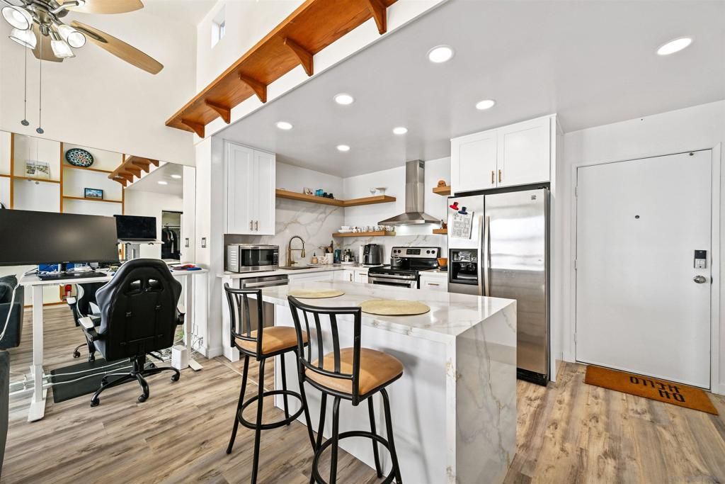 Image 5 of property listing at 1855 Diamond St 5-327, San Diego, CA 92109