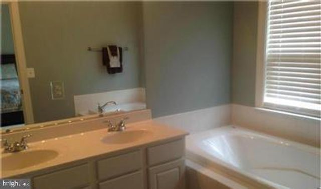 8213 GLADE BANK DR, Manassas, VA 20111