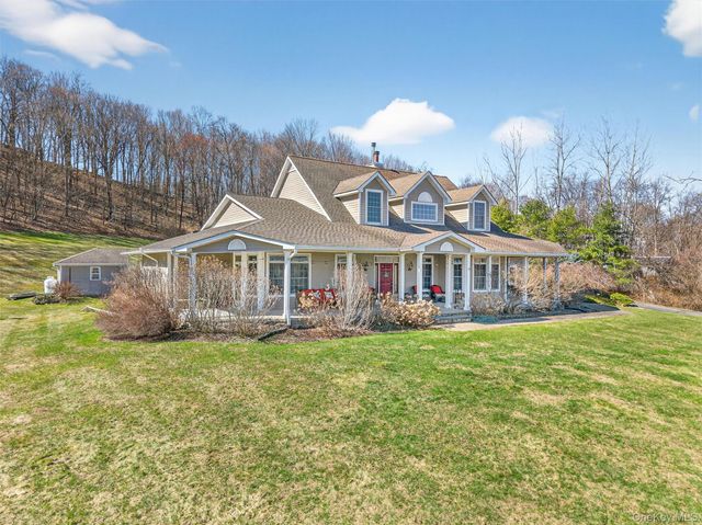 5 Deer Meadow Drive, Wallkill, NY 12589