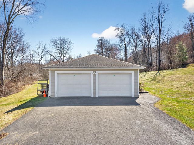 5 Deer Meadow Drive, Wallkill, NY 12589
