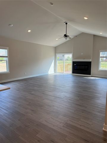 2407 N 8th Avenue E, Newton, IA 50208