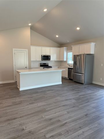 2407 N 8th Avenue E, Newton, IA 50208