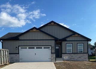 2407 N 8th Avenue E, Newton, IA 50208