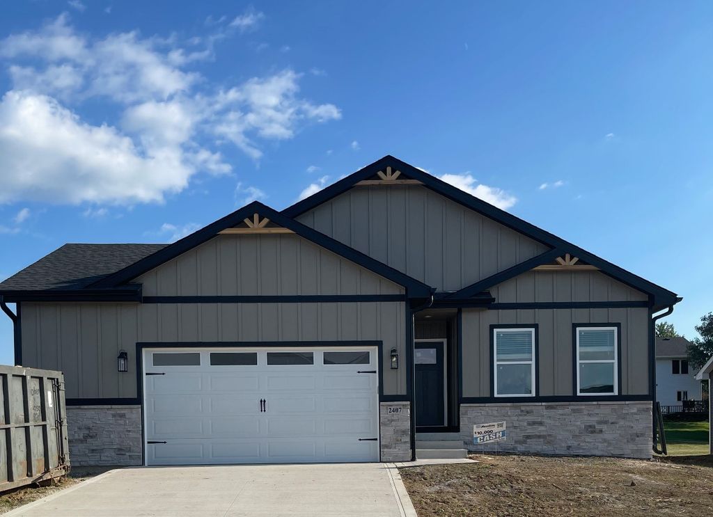 2407 N 8th Avenue E, Newton, IA 50208