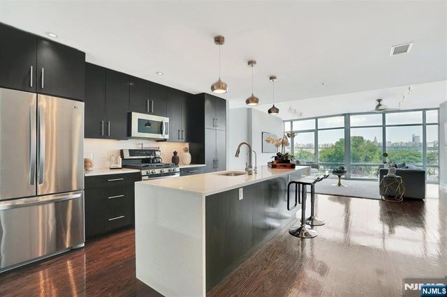 100 Thompson Lane 4D, Edgewater, NJ 07020