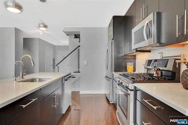100 Thompson Lane 4D, Edgewater, NJ 07020