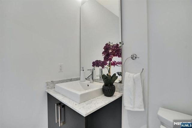 100 Thompson Lane 4D, Edgewater, NJ 07020