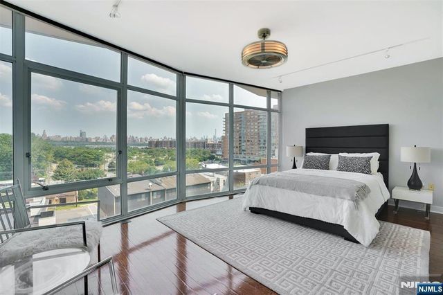 100 Thompson Lane 4D, Edgewater, NJ 07020