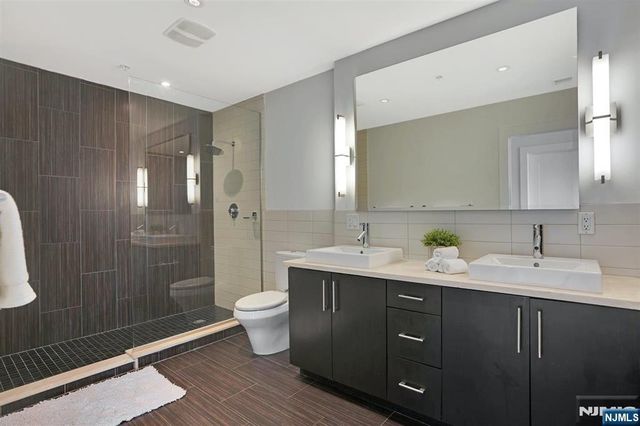 100 Thompson Lane 4D, Edgewater, NJ 07020