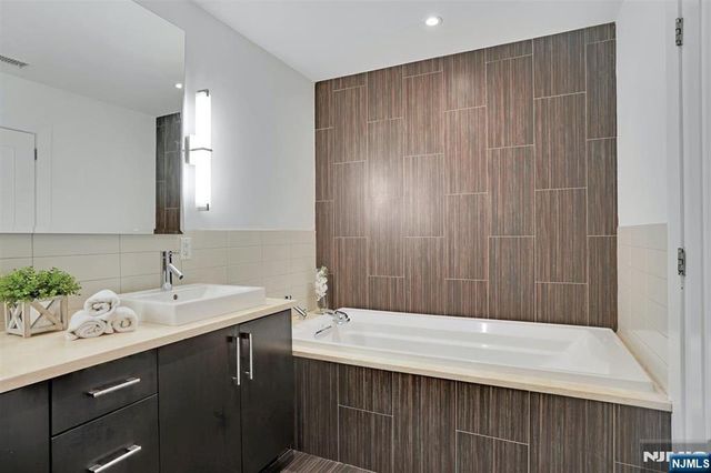 100 Thompson Lane 4D, Edgewater, NJ 07020