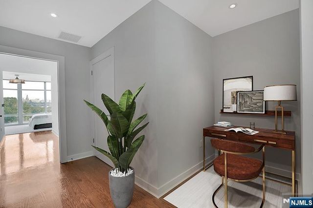 100 Thompson Lane 4D, Edgewater, NJ 07020
