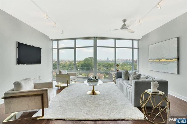 100 Thompson Lane 4D, Edgewater, NJ 07020