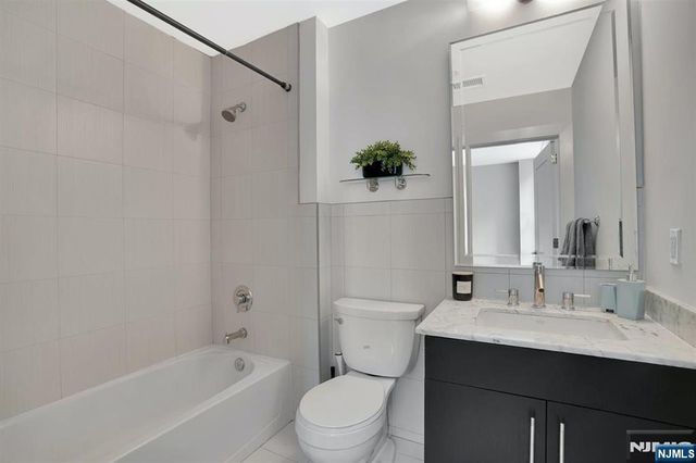 100 Thompson Lane 4D, Edgewater, NJ 07020