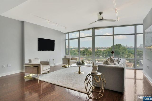 100 Thompson Lane 4D, Edgewater, NJ 07020