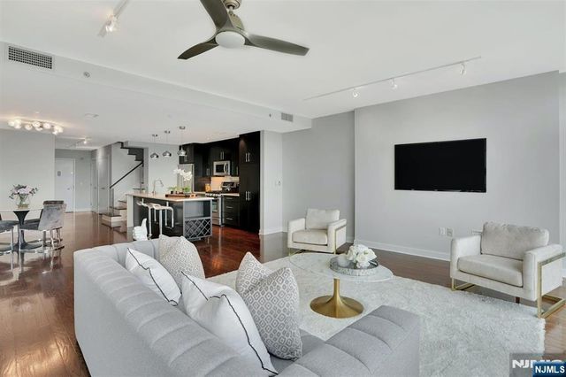 100 Thompson Lane 4D, Edgewater, NJ 07020
