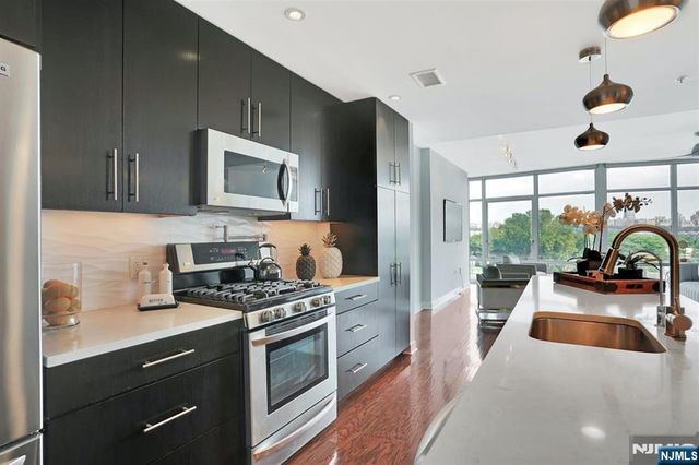 100 Thompson Lane 4D, Edgewater, NJ 07020