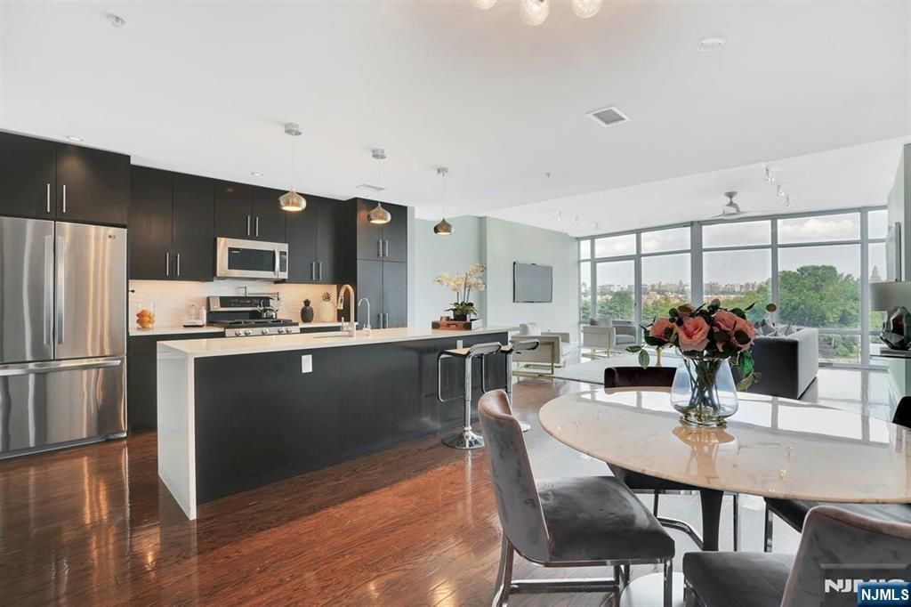 100 Thompson Lane 4D, Edgewater, NJ 07020