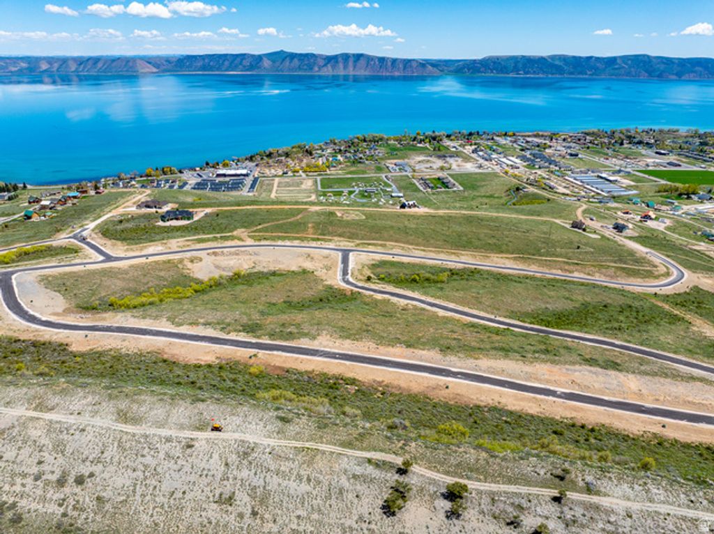 Image 4 of property listing at 443 N LAKEVIEW RIDGE RD # 24, Garden City, UT 84028