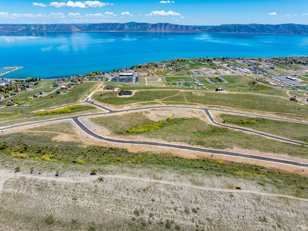 Image 5 of property listing at 443 N LAKEVIEW RIDGE RD # 24, Garden City, UT 84028