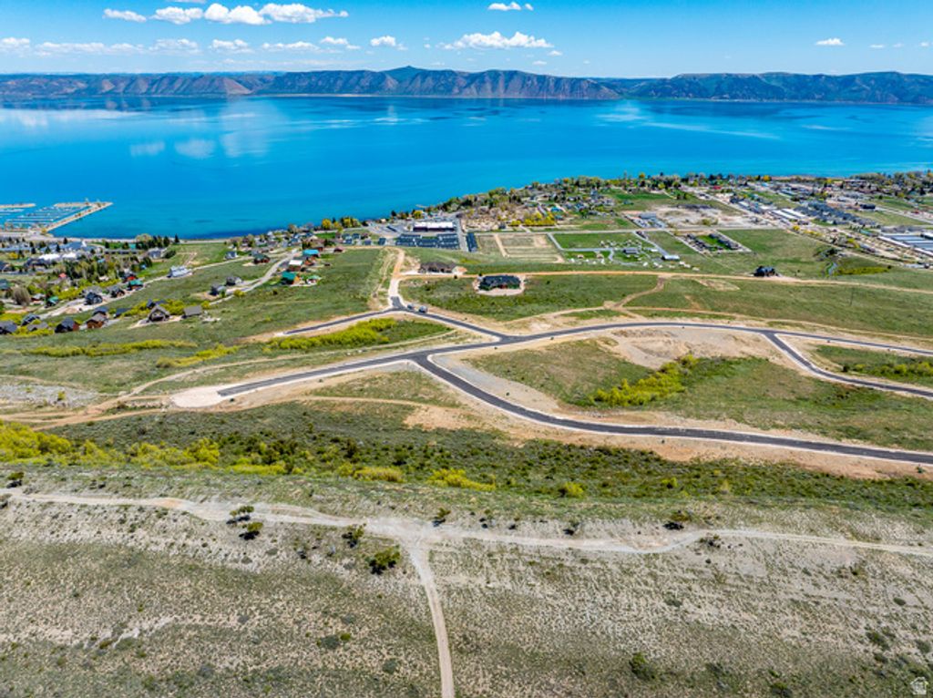 Image 6 of property listing at 443 N LAKEVIEW RIDGE RD # 24, Garden City, UT 84028