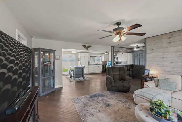 827 W Northeast Shore Drive, Mchenry, IL 60051