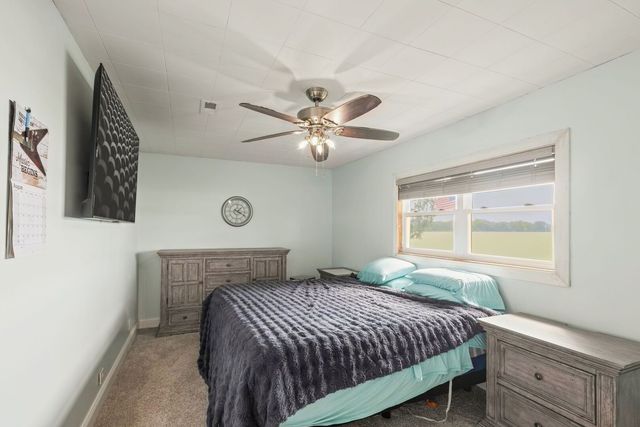 827 W Northeast Shore Drive, Mchenry, IL 60051