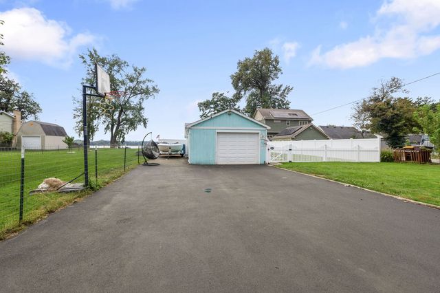 827 W Northeast Shore Drive, Mchenry, IL 60051