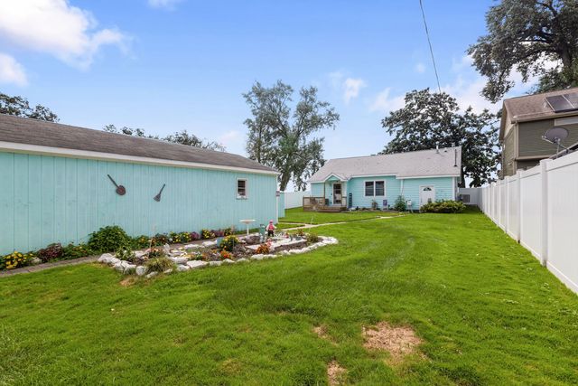 827 W Northeast Shore Drive, Mchenry, IL 60051