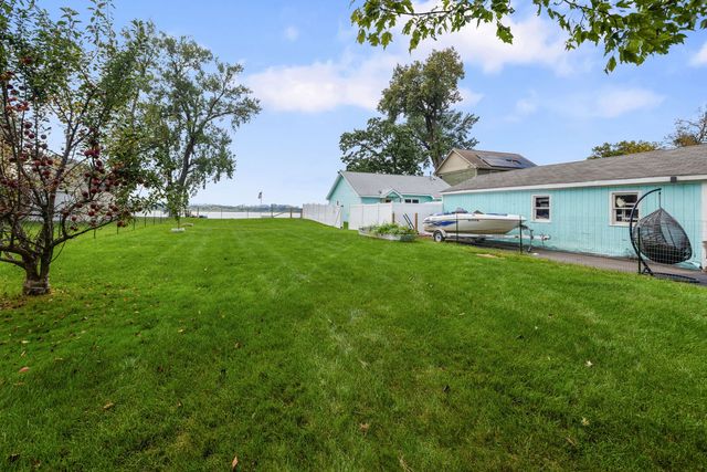 827 W Northeast Shore Drive, Mchenry, IL 60051
