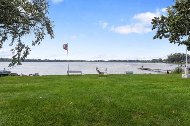 827 W Northeast Shore Drive, Mchenry, IL 60051