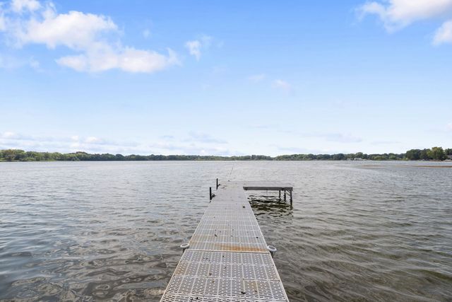 827 W Northeast Shore Drive, Mchenry, IL 60051