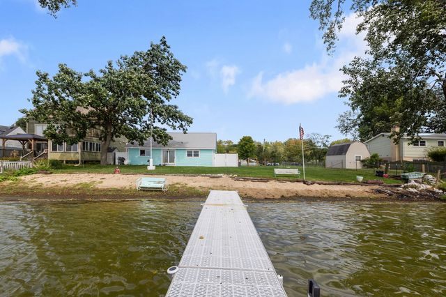 827 W Northeast Shore Drive, Mchenry, IL 60051